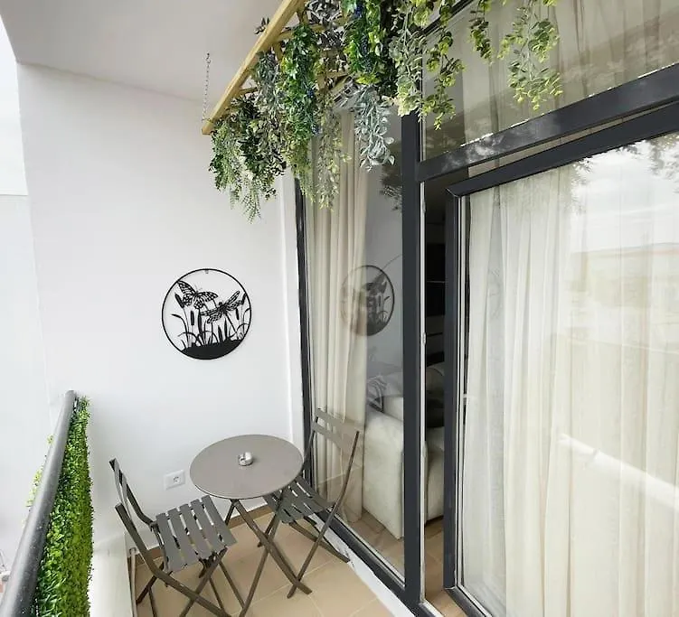 Luxury Apartment With King-Size Bed And Fast Wi-Fi ティラナ 0*,